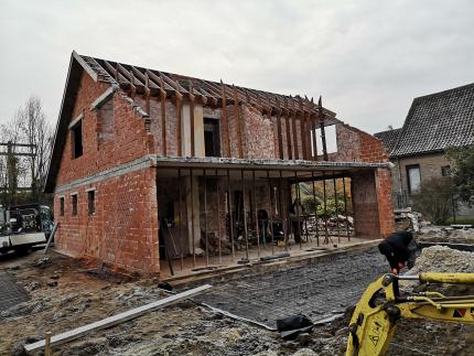 Ondersteunen bestaande woning tijdens uitbreiding van de fundering Ondersteunen bestaande woning tijdens uitbreiding van de fundering