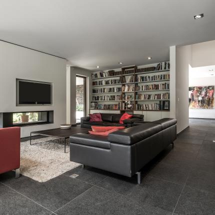 Ruime zithoek met doorkijkhaard &amp; ingemaakte bibliotheek