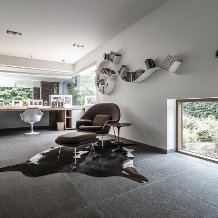 Leeshoek met laag raam om het volumespel te accentueren