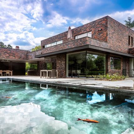 Krachtige volumespel in combinatie met karaktervolle gevelsteen