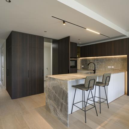 Keuken in leefruimte met ingewerkte toegangsdeur naar de berging Keuken in leefruimte met ingewerkte toegangsdeur naar de berging