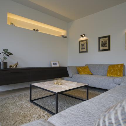 Modern interieur aangekleed met warme materialen Modern interieur aangekleed met warme materialen