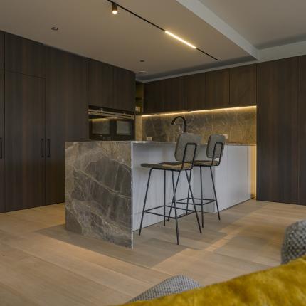 Keuken in leefruimte met ingewerkte toegangsdeur naar de berging Keuken in leefruimte met ingewerkte toegangsdeur naar de berging