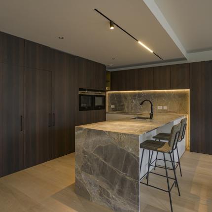 Keuken in leefruimte met ingewerkte toegangsdeur naar de berging Keuken in leefruimte met ingewerkte toegangsdeur naar de berging