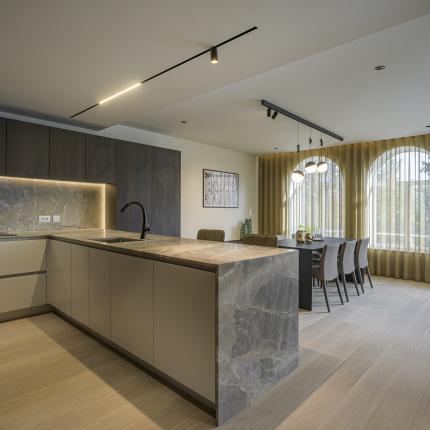 Nieuwe keuken in gerenoveerd appartement met blad in natuursteen. Nieuwe keuken in gerenoveerd appartement met blad in natuursteen.