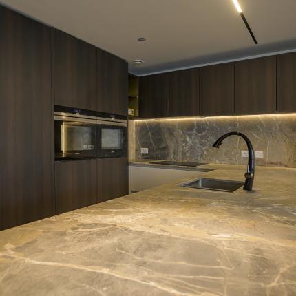 Nieuwe keuken in gerenoveerd appartement met blad in natuursteen. Nieuwe keuken in gerenoveerd appartement met blad in natuursteen.