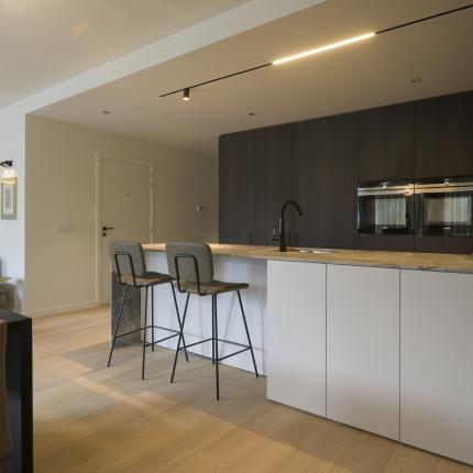 Modern interieur aangekleed met warme materialen Modern interieur aangekleed met warme materialen