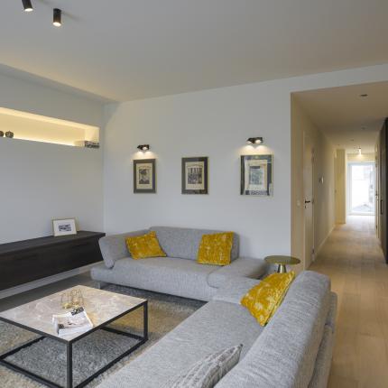 Modern interieur aangekleed met warme materialen Modern interieur aangekleed met warme materialen