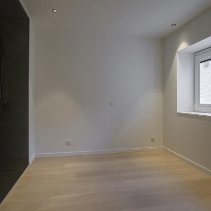 Aanpalende badkamer zorgt voor hotelsfeer Aanpalende badkamer zorgt voor hotelsfeer