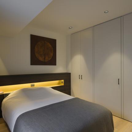 Modern interieur aangekleed met warme materialen Modern interieur aangekleed met warme materialen