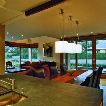 Hedendaagse leefkeuken met zicht op de rest van de leefruimte