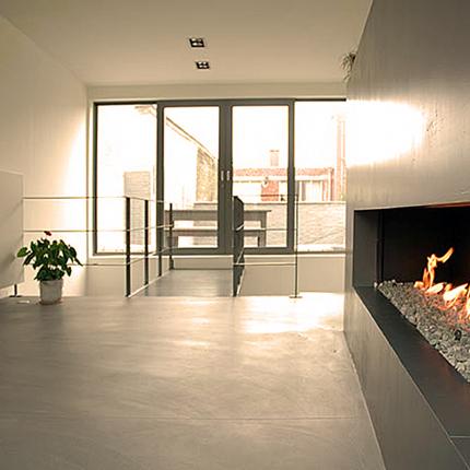 Hedendaags wonen in een moderne interieur: zithoek met haard.