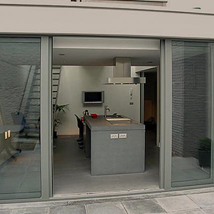 Open leefkeuken met dubbele schuifdeur