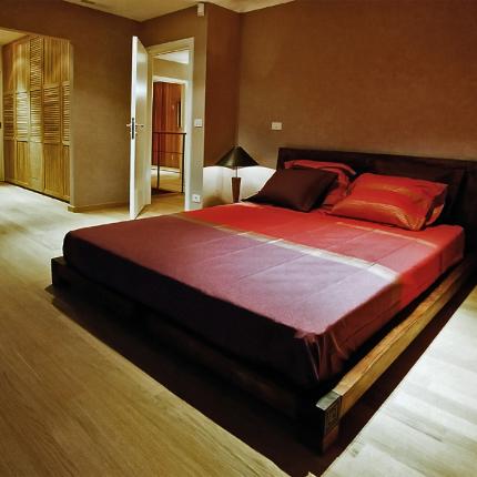 hedendaags wonen in een warm interieur in de slaapkamer