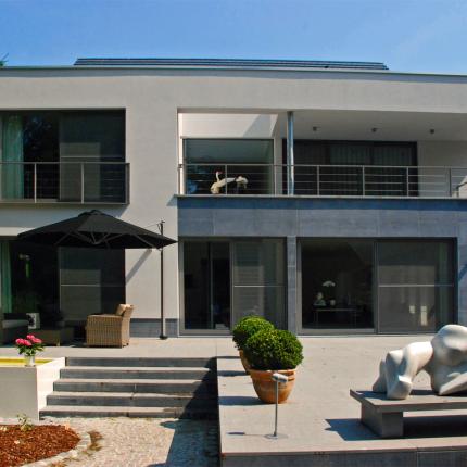 Achtergevel hedendaagse villa met tuinbeleving