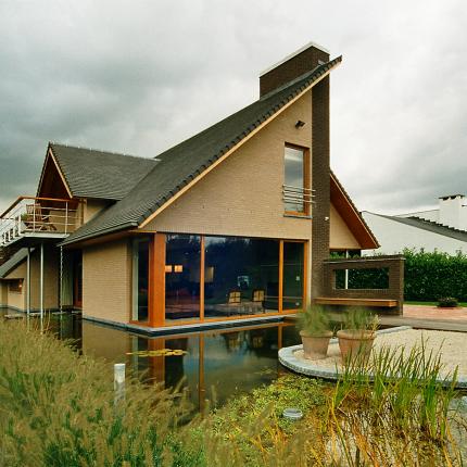 Villa omgeven door waterpartijen en terrassen