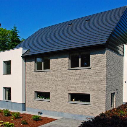 Discrete  voorgevel hedendaagse villa