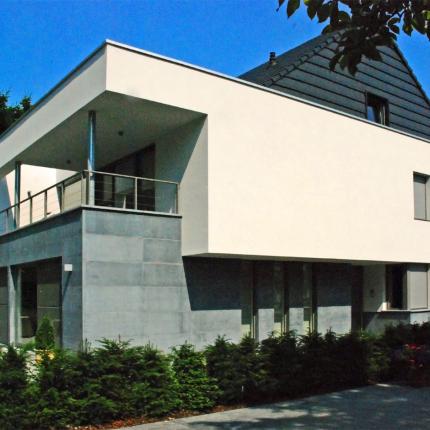 Zijgevel in combinatie van crepi met blauwe natuursteen