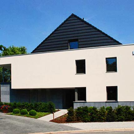 Zijgevel in combinatie van crepi met blauwe natuursteen