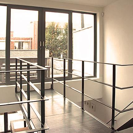 Hedendaags wonen met overloop in de open ruimte.