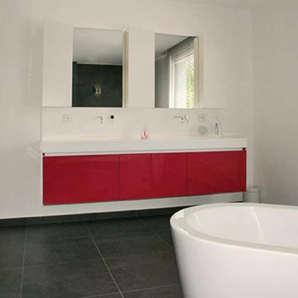 Hedendaagse badkamer met vrijstaand bad en badkamermeubel in accentkleur