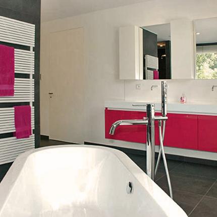 Hedendaagse badkamer met vrijstaand bad en badkamermeubel in accentkleur