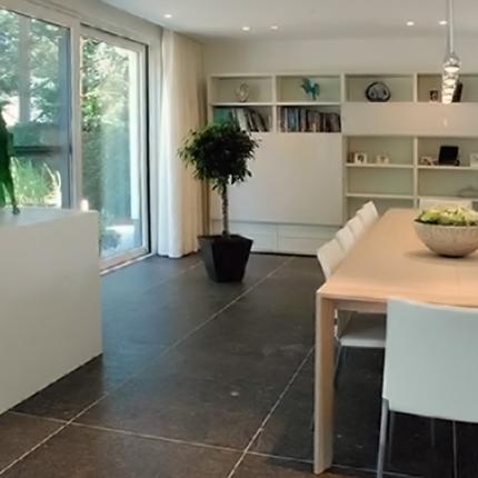 Interieur hedendaagse villa met eetruimte