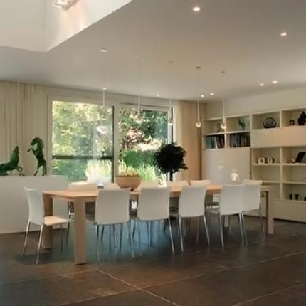 Interieur hedendaagse villa met eetruimte en vide