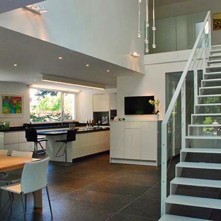 Interieur hedendaagse villa met open trap in grote vide