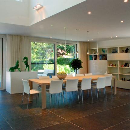 Interieur hedendaagse villa met eetruimte en vide