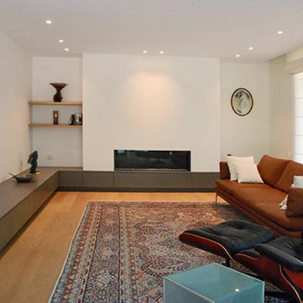 Ruime zithoek met veel opbergruimte en haardvuur