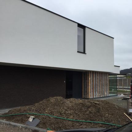 Moderne vernieuwbouw in gevelsteen met bovenverdieping in crepi