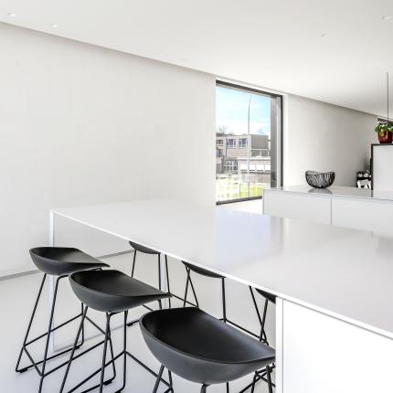 Open leefruimte met witte gietvloer