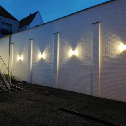 vernieuwde muur met wandverlichting