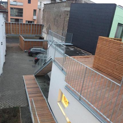 Plaatsen van extra balustrades voor de veiligheid