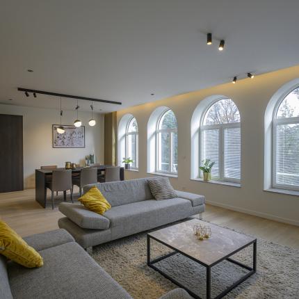 Modern interieur, leefruimte met warme accenten Modern interieur, leefruimte met warme accenten