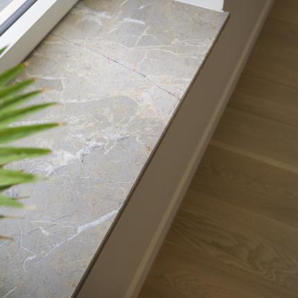 Vensterbank in dezelfde natuursteen als de keuken Vensterbank in dezelfde natuursteen als de keuken