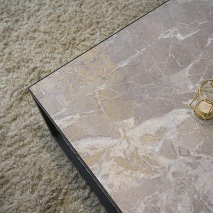 Detail interieur met salontafel in dezelfde natuursteen als de vensterbanken & keuken Detail interieur met salontafel in dezelfde natuursteen als de vensterbanken & keuken