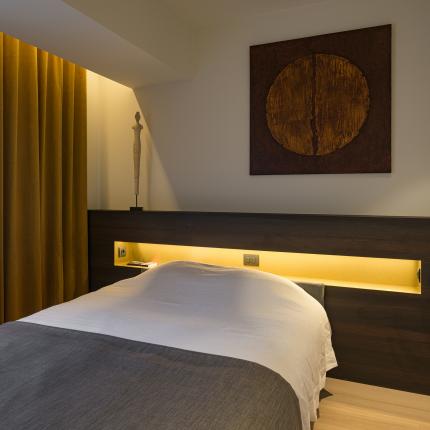 Moderne, gezellige slaapkamer met gouden accenten Moderne, gezellige slaapkamer met gouden accenten