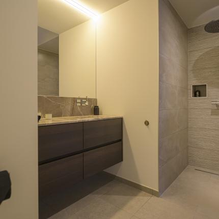 Moderne badkamer met warme materialen Moderne badkamer met warme materialen