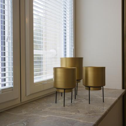 Detail interieur met venstertabletten in dezelfde natuursteen als de keuken Detail interieur met venstertabletten in dezelfde natuursteen als de keuken