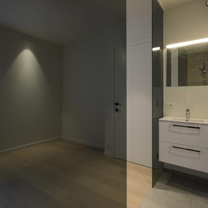 Badkamer in de slaapkamer met glazen wand voor hotelbeleving Badkamer in de slaapkamer met glazen wand voor hotelbeleving