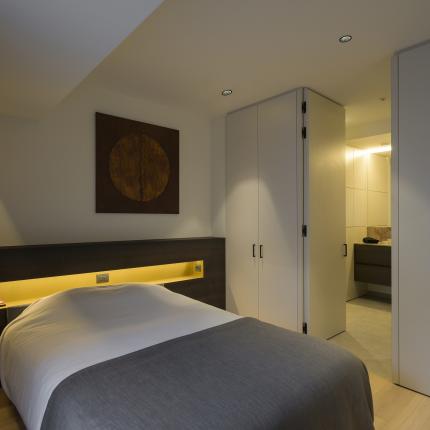 Gezellige spaalkamer met toegang tot de badkamer via de kastenwand - deel 2 Gezellige spaalkamer met toegang tot de badkamer via de kastenwand - deel 2