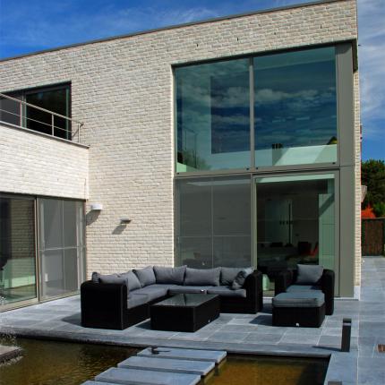 Achtergevel moderne villa in gevelsteen met waterpartij