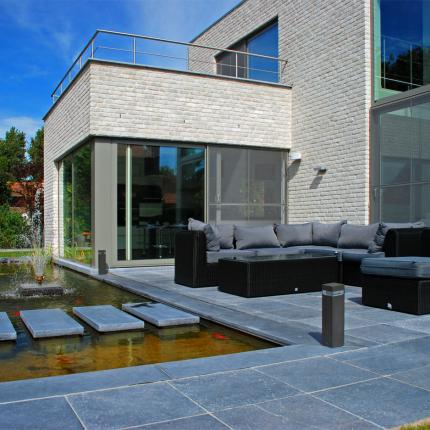 Achtergevel moderne villa in gevelsteen met waterpartij