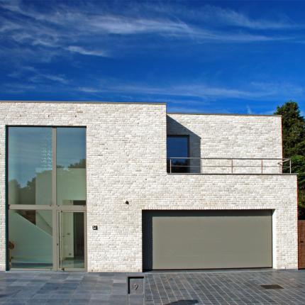 Strakke voorgevel met grote glaspartij