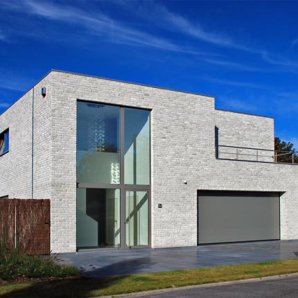 Strakke voorgevel met grote glaspartij