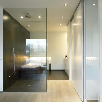 Detail afwerking badkamer met inloopdouche