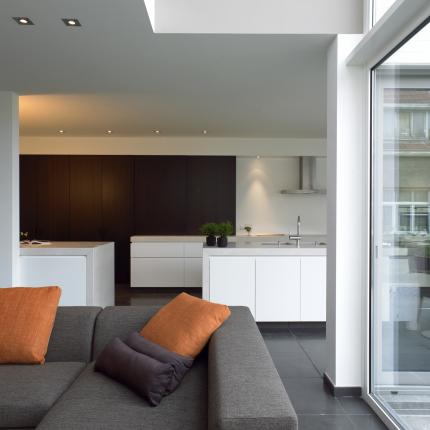 Interieur open leefruimte met open keuken