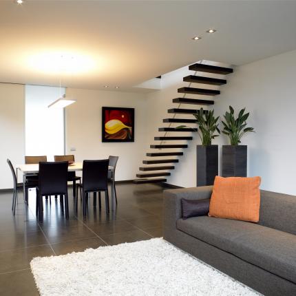 Interieur leefruimte met open trap
